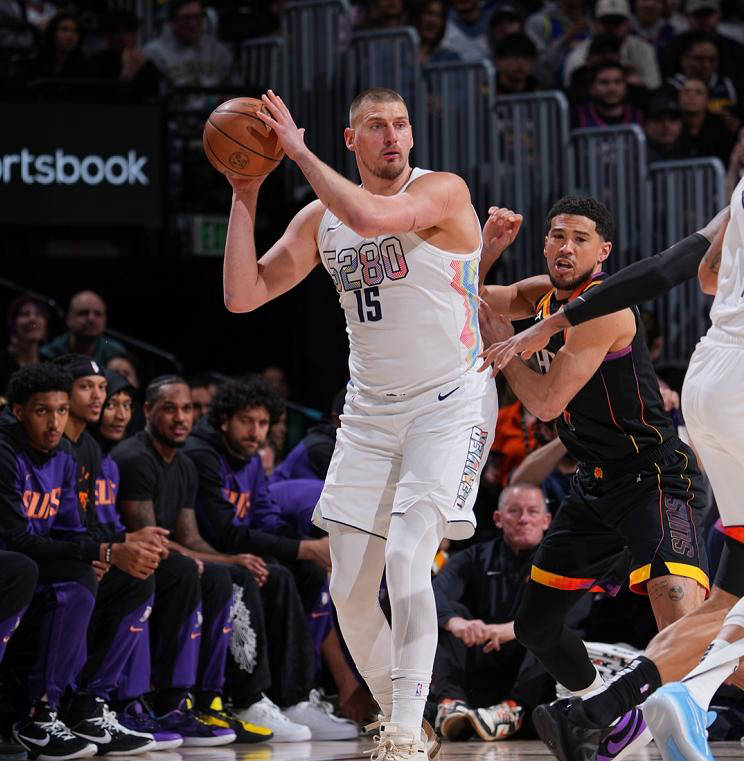 魔术绝杀时刻，约基奇点燃赛场，冲击季后赛迎来胜利！